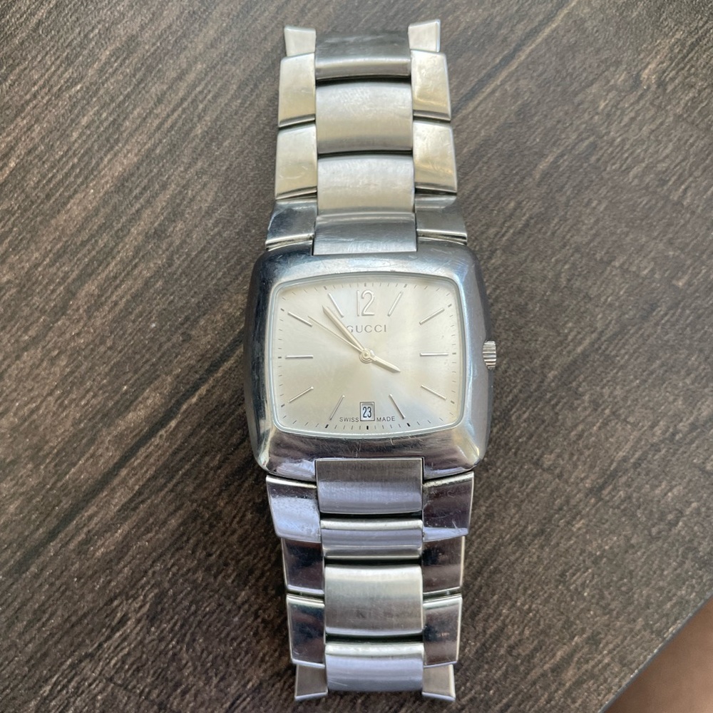 Slightly used Gucci 8500m Grey Face w Square Graduated Band Watch. 
Dead Battery